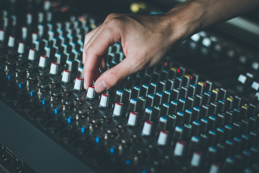 錄音室調(diào)音臺(tái)的專業(yè)音樂制作與攝影服務(wù)